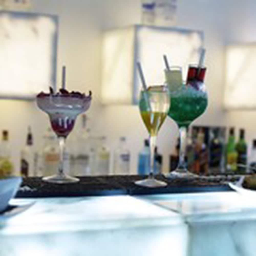 Cesar Resort&Spa Marrakesh Bagian luar foto A martini (left) and a cosmopolitan (right)