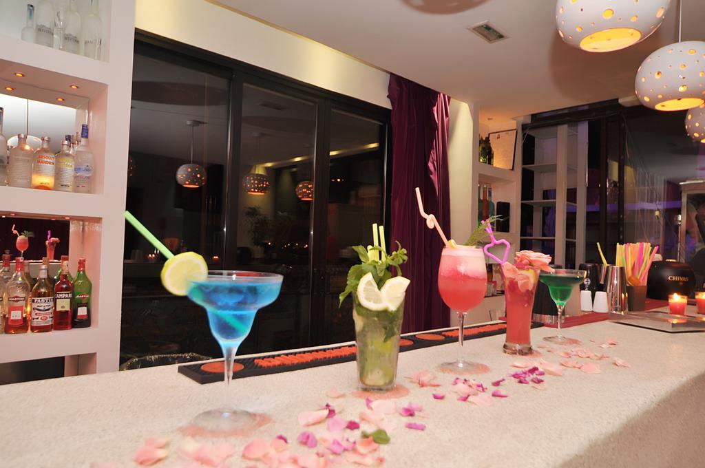 Cesar Resort&Spa Marrakesh Bagian luar foto Cocktails at a bar
