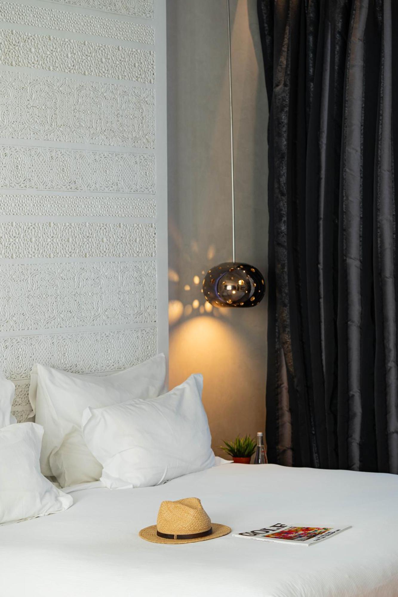 Cesar Resort&Spa Marrakesh Bagian luar foto A pendant light